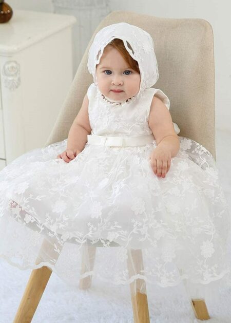 Abito da battesimo online bianco in pizzo con cappellino e cintura con fiocco decorativo collezione 2021