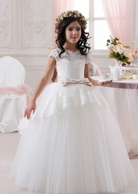 Abito da prima comunione per bambina con ampia gonna in tulle con svasatura in pizzo stile principessa e corpetto in pizzo con maniche corte