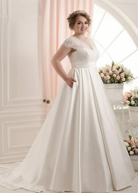 Abito da sposa 2021 taglie forti con corpetto in pizzo scollo a V e maniche corte, gonna ampia in raso con strascico corto