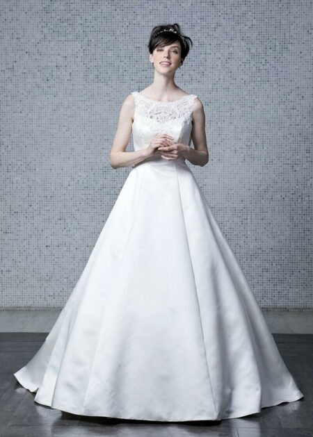 Abito da sposa A line fatto in raso dalla linea pulita con decorazioni di pizzo sul corpetto schiena scoperta strascico a cappella rimovibile