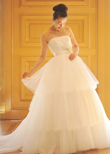 Abito da sposa Shabby Chic realizzato in tulle con scollo dritto e cintura di raso impreziosita da fiori di stoffa