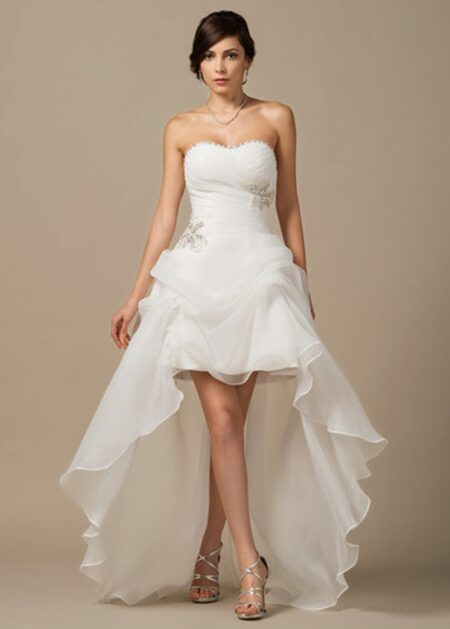 Abito da sposa asimmetrico su misura corto sul davanti e con strascico sul retro, realizzato in organza