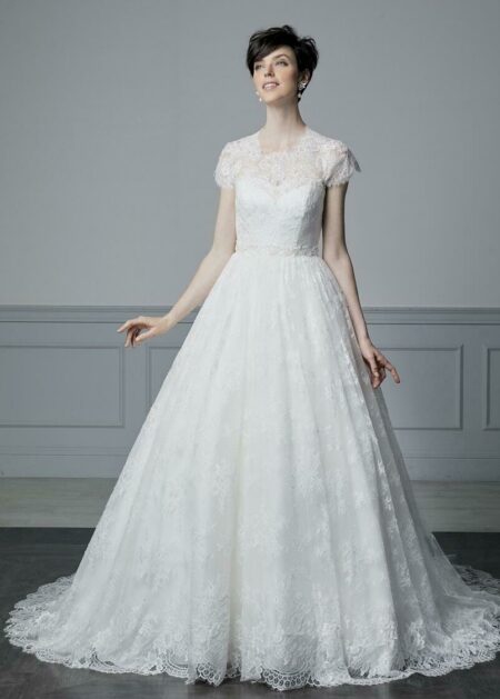 Abito da sposa classico in raso e pizzo con decori di paillettes, cristalli e strass che impreziosiscono il corpino e il punto vita