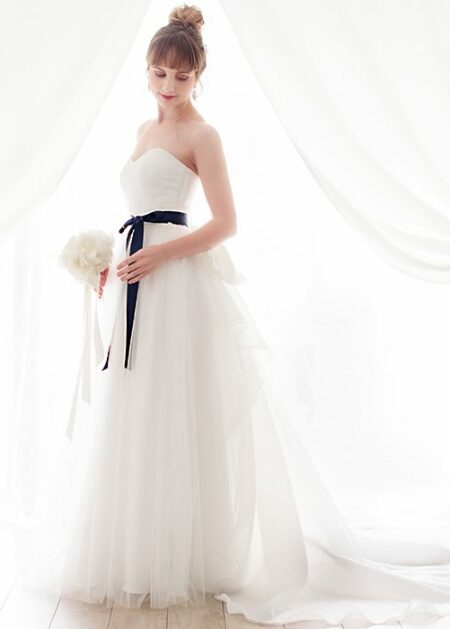 Wedding dress with black belt in satin A-line tulle fabric and sweetheart neckline on the chest design that emphasizes femininity