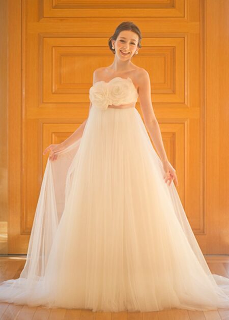 Abito da sposa stile impero, perfetto per donne incinta realizzato in tulle e raso con strascico corto