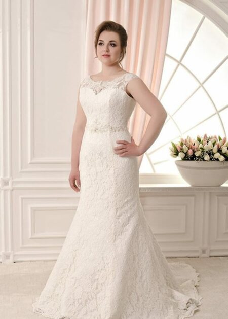 Abito da sposa taglie forti semplice stile sirena fatto in raso e pizzo con scollo a barca, schiena scoperta con profondo scollo a V sul retro