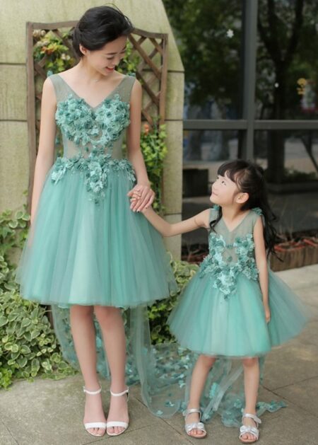 Bellissimi abiti corti da cerimonia per mamma e figlia abbinati decorati con fiori su tutto il corpetto e ampia gonna in morbido tulle