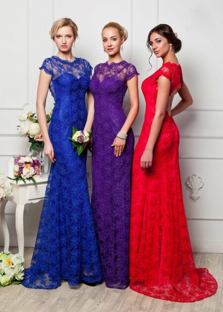 Bellissimo ed elegante abito da cerimonia in pizzo macramè arricchito di luminosi materiali schiena scoperta