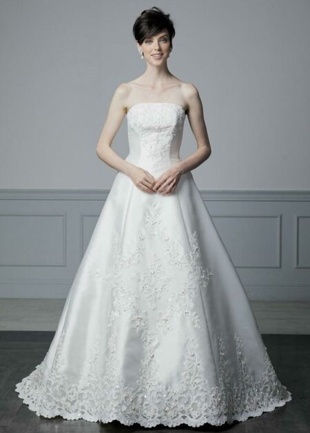 Classico abito da sposa in raso con bustino semirigido e preformato, adornato da applicazioni in pizzo e decorato con paillettes, strass e perline