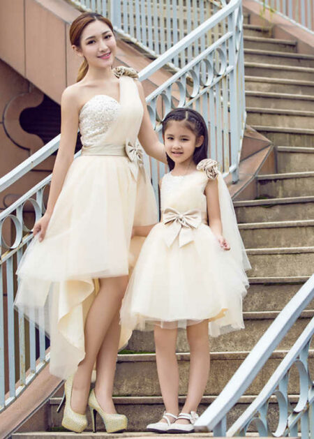 Mini me abiti da cerimonia set per mamma e figlia corto e asimmetrico in tulle e raso con fiocco e punti luci