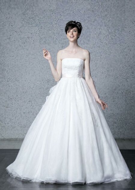 Abito da sposa elegante stile A line con scollo dritto, corpetto in pizzo gonna in tulle decorata con volants di tulle sulla schiena, strascico a cappella rimovibile