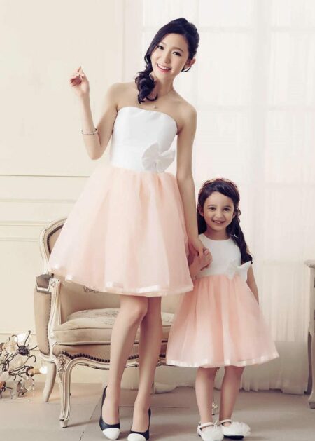 Set di abiti corti per mamma e figlia di damigella d'onore fatti in raso il corpetto e in tulle la gonna con fiocco decorativo