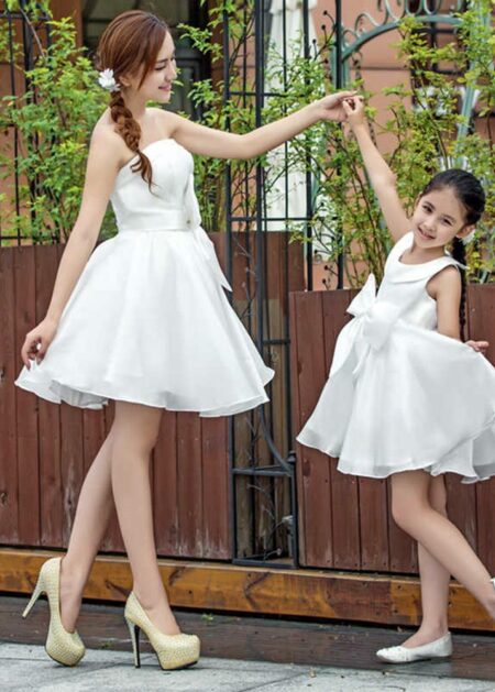 Stesso look per mamma e figlia abiti corti da cerimonia per matrimoni fatti in raso e organza con fiocco