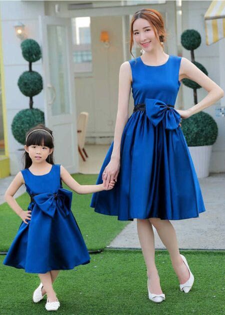 Vestiti uguali mamma e figlia corti per cerimonia colore blu fatti su misura in raso con fiocco in vita a girocollo