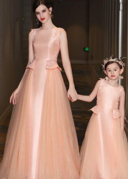 Vestiti uguali mamma e figlia per invitate al matrimonio fatti in tulle e raso con scollo a barca decorazioni di paillettes e pietre scintillanti