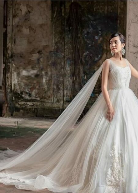 Abito da sposa stile principessa con scollo a cuore e spalline in tulle lunghe strascico a cappella fatto in raso, tulle e pizzo vendita online