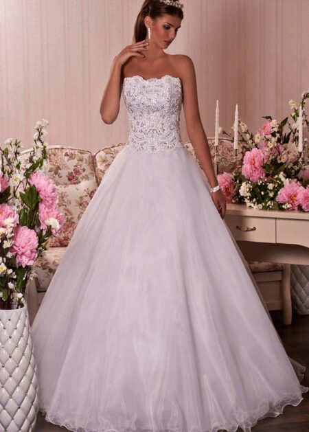 Abiti da sposa Brescia, Abito da sposa A line con corpetto impreziosito da ricami in pizzo e pietre scintillanti e reggiseno interno