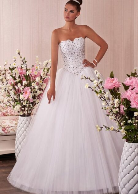 Abiti da sposa Livorno, Abito da sposa su misura stile principessa con corpetto stretto e senza maniche è impreziosito da eleganti ricami floreali