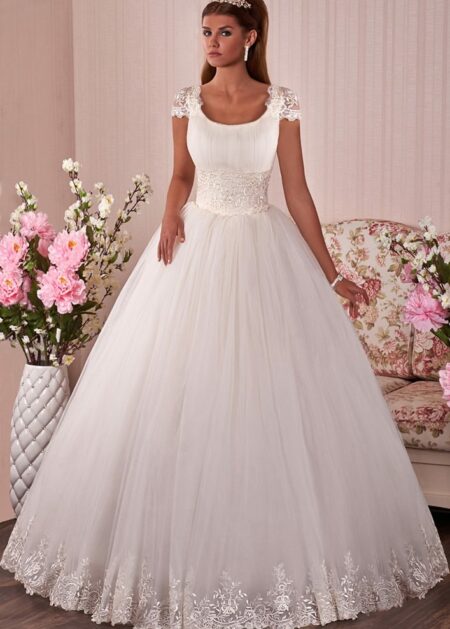 Abiti da sposa Parma, Abito da sposa da principessa con vaporosa ed ampia gonna di tulle decorata sull'orlo con pizzo