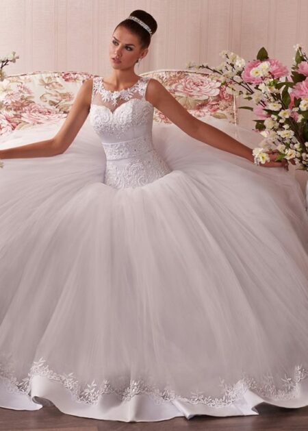 Abiti da sposa Prato, Abito da sposa da principessa con vaporosa ed ampia gonna di tulle decorata sull'orlo con raso e pizzo