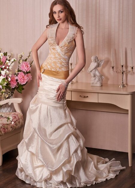 Abiti da sposa Ravenna, Abito da sposa a sirena in taffetà colore avorio e champagne con corpetto drappeggiato lateralmente, scollo all' americana