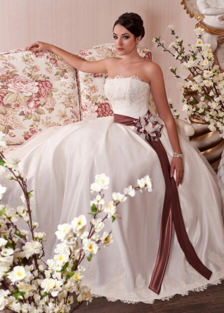 Abiti da sposa Reggio Calabria, Abito da sposa classico molto elegante in raso e tulle con applicazioni di pizzo e perline, collezione 2021