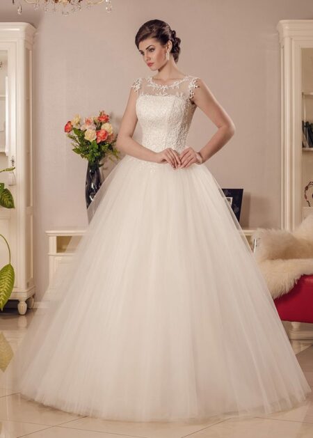 Abiti da sposa su misura roma stile principessa, realizzato in raso e tulle con spalline e bustino ricamati delicatamente con motivi floreali e perline