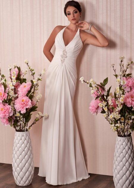 Abito da sposa Siracusa molto elegante tendenze 2021 fatto in chiffon con scollo halter, schiena scoperta