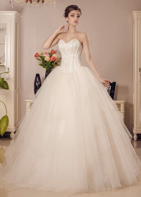 Abito da sposa bustier online Bologna stile principessa realizzato su misura in tulle con scollo a cuore, gonna ampia e sontuosa