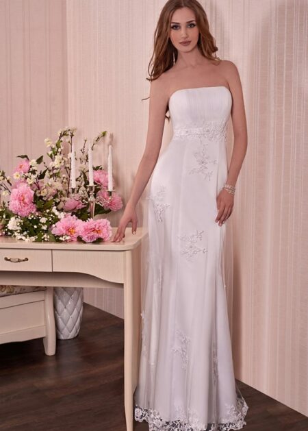 Abito da sposa elegante e semplice tendenze 2021 fatto in raso e tulle con applicazioni di pizzo