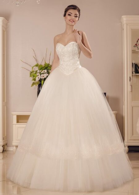 Abito da sposa in stile principesco realizzato in raso e tulle decorato da pizzo e perline, bustino stretto finemente impreziosito e gonna ampia a balze