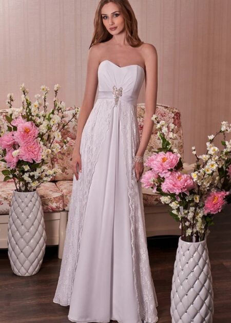 Abito da sposa romantico stile A line per matrimonio civile con corpetto drappeggiato dallo scollo a cuore, fatto in chiffon con un strato di pizzo sulla gonna