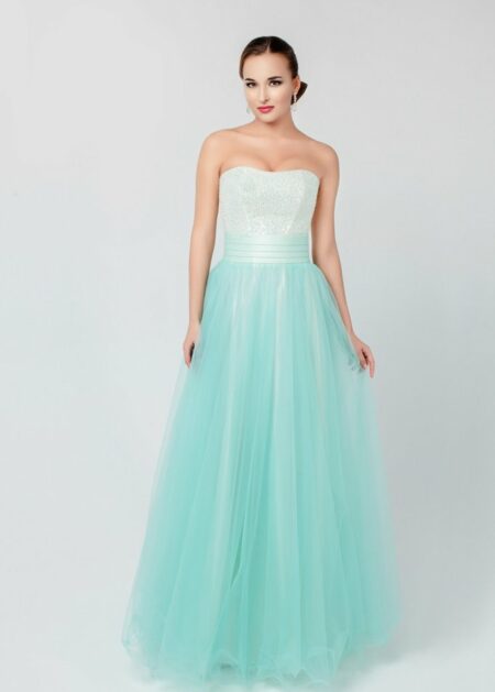 Abito da cerimonia colore verde acqua A line realizzato in tulle con fodera di raso, presenta una fascia di tessuto in vita drappeggiata