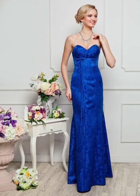 Abito da sposa e cerimonia stile sirena, realizzato in pizzo con fodera di raso, presenta un cinturino in vita con fiocco sul davanti