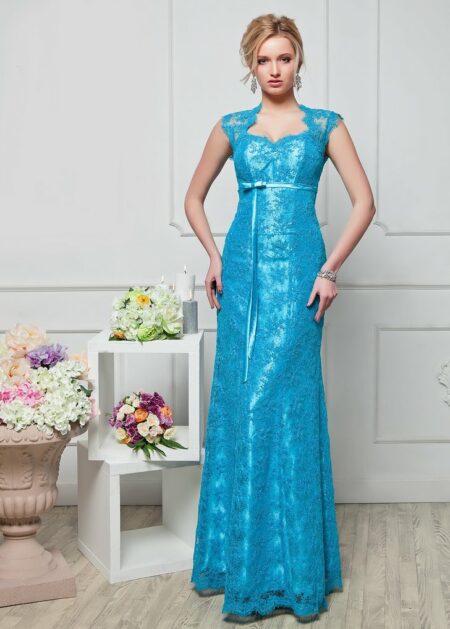 Vestito da cerimonia colore blu per occasioni speciali scivolato con scollo a cuore, presenta un cinturino con fiocco sul davanti e spalline