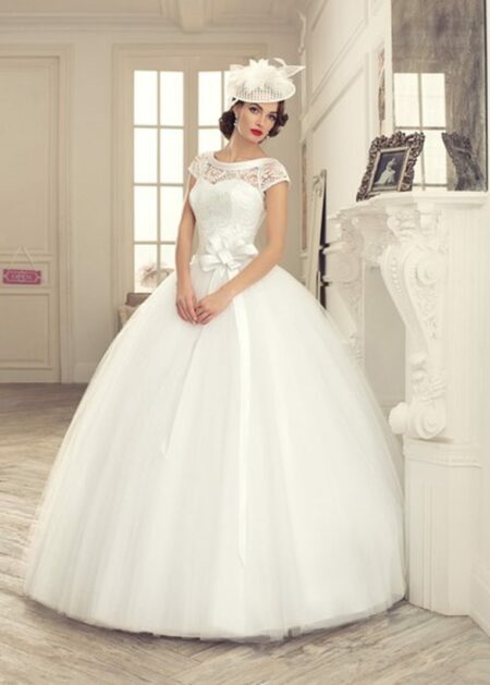 Vestito da sposa classico stile principessa con bustino in pizzo di maniche corte, cintura con fiocco in vita