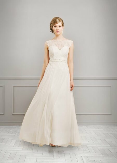 Vestito da sposa semplice ed elegante per matrimonio civile confezionato in pizzo e chiffon collezione 2021