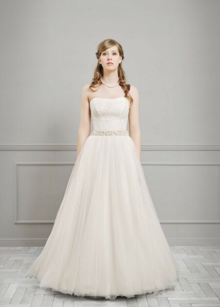 Vestito da sposa su misura stile A line confezionato in pizzo il bustino e tulle la gonna scollo a sorriso, la vita è impreziosita da un cinturino gioiello