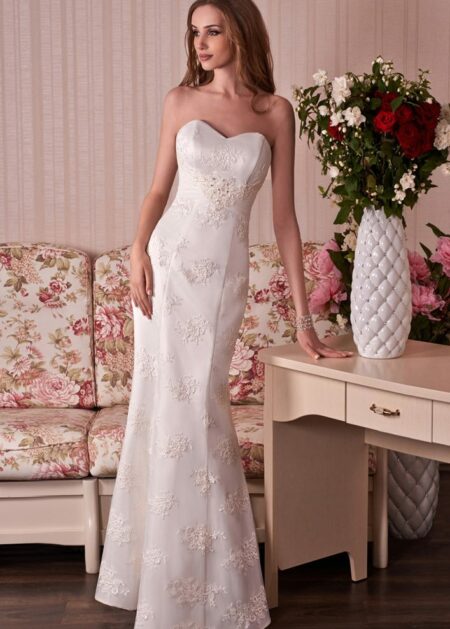 Abiti da sposa Lecce, Elegante abito da sposa stile sirena per matrimonio civile molto romantico con corpetto dallo scollo a cuore