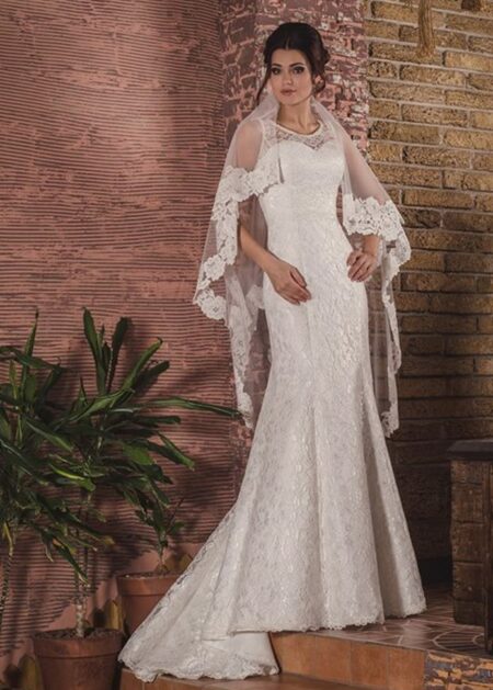 Abiti da sposa in pizzo chantilly stile sirena con spalline, strascico corto e chiusura con i lacci