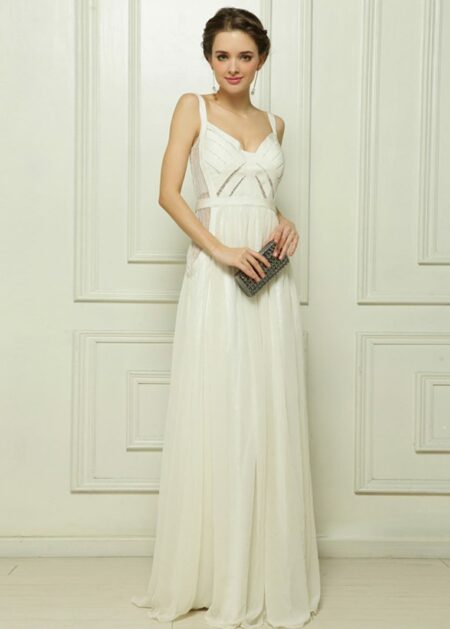 Abito da sera bianco molto semplice con spalline, scollo a V e gonna lunga in chiffon