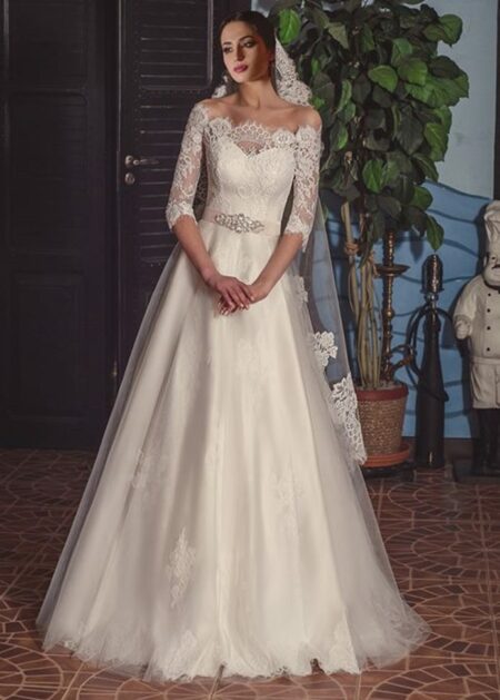 Abito da sposa linea ad A romantico fatto in pizzo semitrasparente il corpetto con mezze maniche, fodera in raso e gonna lunga in tulle