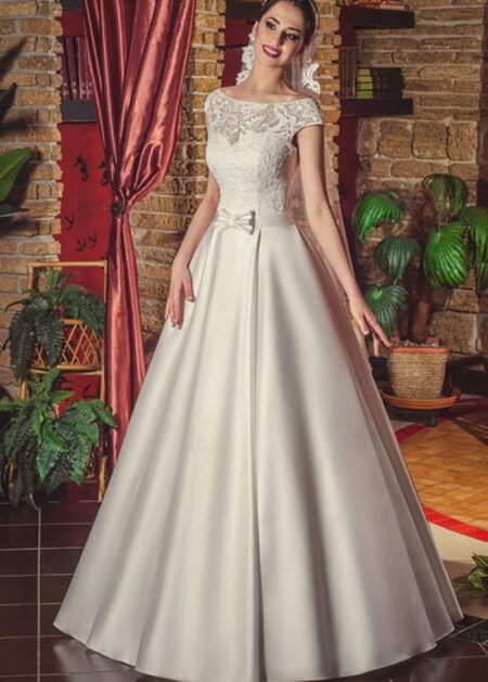 Abito da sposa per matrimonio in chiesa con scollo a barca e corpetto in pizzo, spalline semitrasparenti, cintura in vita con fiocco