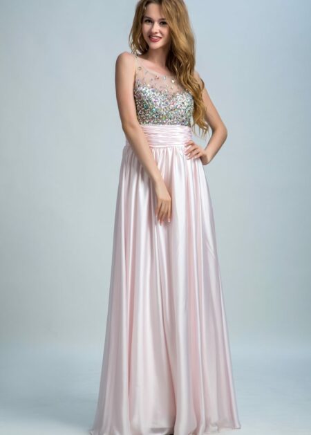 Abito in raso di seta lungo colore rosa con corpetto pieno di decorazioni di pietre scintillanti, schiena semitrasparente