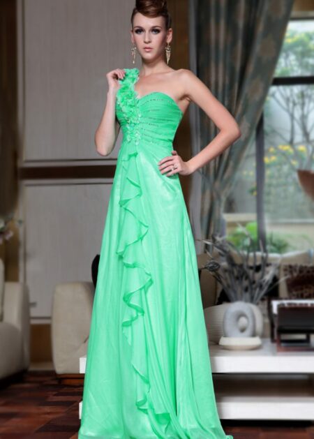 Abito per damigelle lungo colore verde acqua monospalle fatto in chiffon decorato sul bustino con strass e con fiori di stoffa sulla spallina