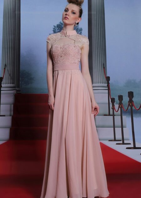 Abito per invitate a un matrimonio molto elegante di collo alto e maniche corte fatto in pizzo il bustino e chiffon la gonna lunga colore rosa antico