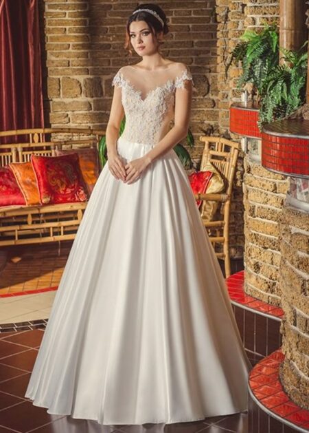 Abito sposa online made in Italy stile A line fatto in raso con applicazioni di pizzo sul corpetto e trasparenze sul decollette