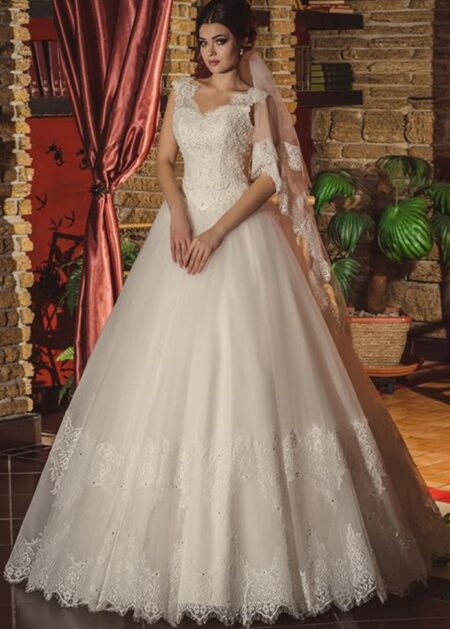 Bellissimo abito da sposa tradizionale stile principessa con corpetto dallo scollo a V