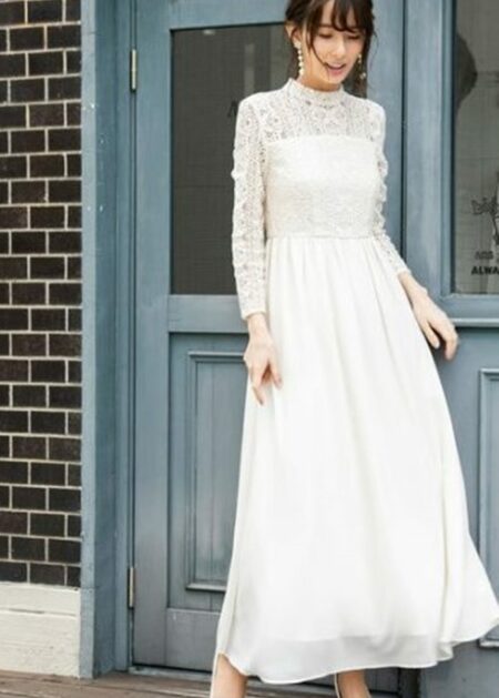 Bellissimo abito da sposa vintage anni 70 fatto in pizzo il bustino e in chiffon la gonna lunga con collo alto e maniche tre quarti
