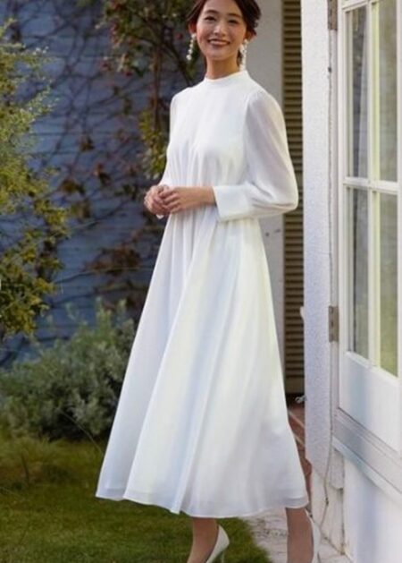 Morbido abito da sposa vintage fatto in chiffon con maniche tre quarti a sbuffo e collo alto, su misura online